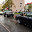 Kronprins Haakon passerer Årvoll omsorgssenter. Foto: Liv Anette Luane, Det kongelige hoff